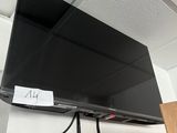 un téléviseur à écran plat accroché au mur de la chambre
