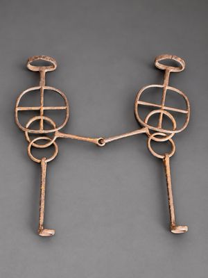 une paire de sculptures en fer représentant un homme et une femme se tenant la main