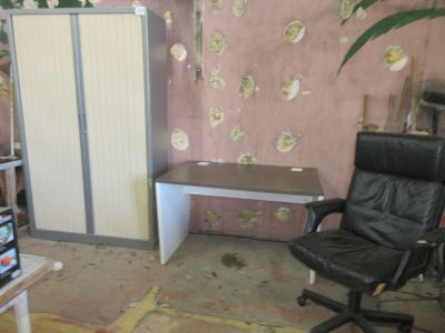 une chaise et un bureau dans une pièce aux murs roses