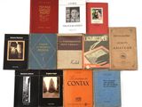 plusieurs livres sont empilés sur une surface blanche