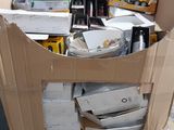 une boîte en carton contenant un certain nombre d'objets