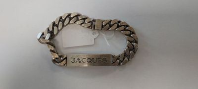 un gros plan d'un bracelet en argent muni d'une étiquette
