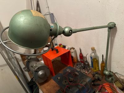 une lampe posée sur une table dans une pièce