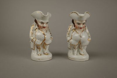 une paire de figurines en porcelaine blanche représentant un homme et une femme