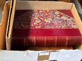 une boîte contenant quelques livres