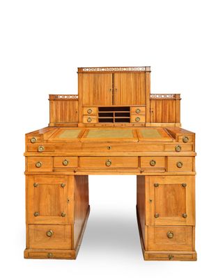 une image représentant un bureau en bois muni de tiroirs et d'un plateau