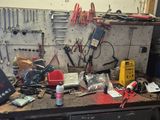 un établi avec de nombreux outils dans un garage