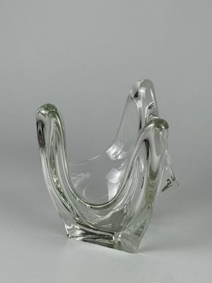 Coupe en cristal moulé de forme libre évoquant les flots.