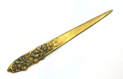 H. BOYER (XXe siècle). Coupe papier en bronze à décor de feu…