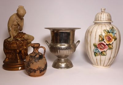 trois vases posés l'un à côté de l'autre sur une table
