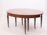 table de salle à manger ovale avec pieds tournés et plateau en bois