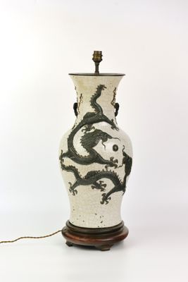 un vase blanc et noir orné d'un dragon