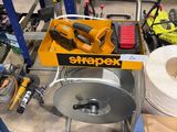 une photo d'un espace de travail sur lequel se trouvent de nombreux outils