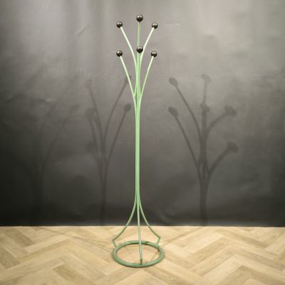 . Porte-manteau en métal peint vert et noir, années 60.