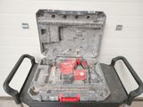 un chariot à outils contenant des outils, dans un garage