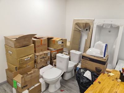 une pièce remplie de cartons et équipée de toilettes