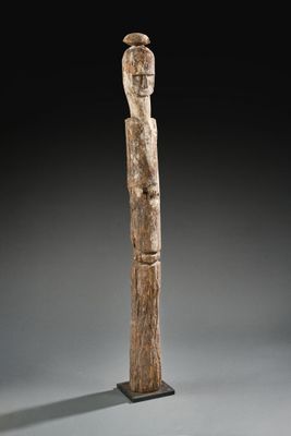 une statue en bois représentant un homme avec un oiseau sur la tête
