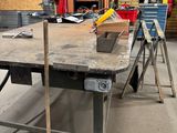 une image d'un établi dans un garage