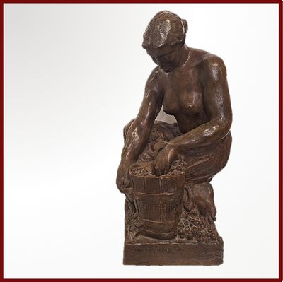 une statue représentant un garçon en train de se laver les mains dans un seau