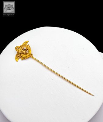 épingle à cheveux plaquée or, ornée d'un motif floral sur une plaque blanche