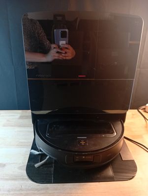 quelqu'un prend une photo d'un téléviseur posé sur un téléphone portable