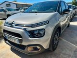 une Citroën argentée garée sur un parking à côté d'autres voitures
