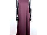 un mannequin vêtu d'une robe violette sur un mannequin mannequin mannequin mannequin mannequin mannequin mannequin mann