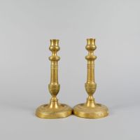 Paire de bougeoirs ou flambeaux en métal doré de style XIXe.