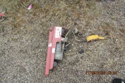 un objet rouge posé par terre