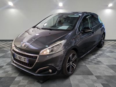 la voiture grise est garée sur un sol en damier dans le garage