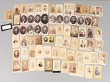 Plusieurs vieilles photos de personnes sont accrochées au mur