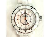 une montre en céramique blanche avec un cadran blanc posée sur une surface blanche