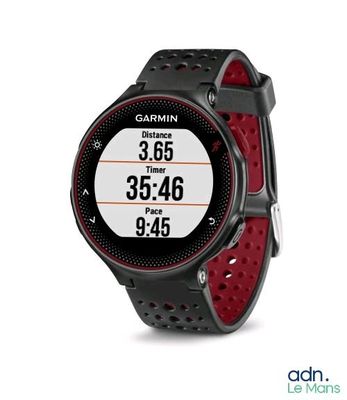 un gros plan d'une montre GPS Garmin sur fond blanc