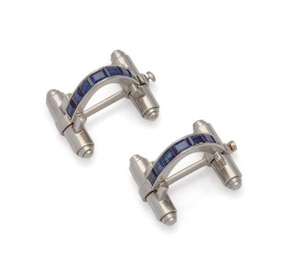 une paire de boutons de manchette en argent avec des incrustations d'émail bleu