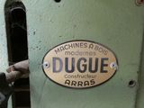 a sign on the door of a machine that says dugue