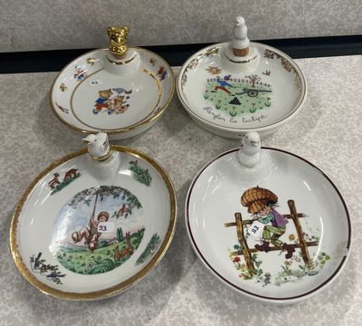 trois assiettes en porcelaine sont posées sur une table ornée de motifs dorés