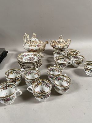 les nombreuses tasses et soucoupes qui se trouvent sur la table