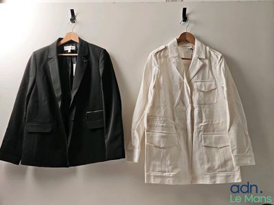 deux vestes accrochées au mur l'une à côté de l'autre
