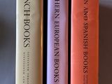trois livres superposés sur une table