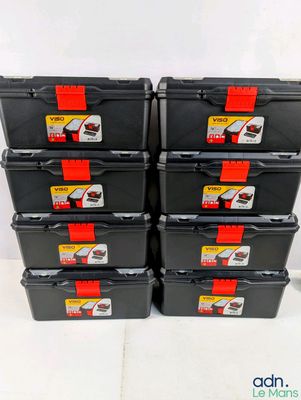 six boîtes de rangement en plastique noir empilées les unes sur les autres