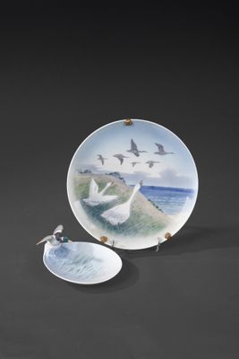 ROYAL COPENHAGUE Assiette en porcelaine à décors d’oies.