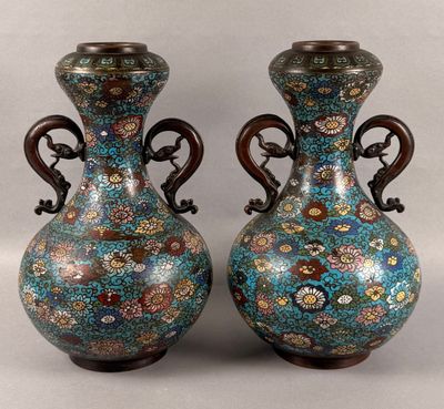 paire de vases chinois de style « cloise » munis d'anses et de poignées