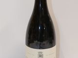 une bouteille de vin posée sur une table