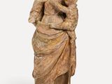 une statue de femme tenant un enfant dans ses bras
