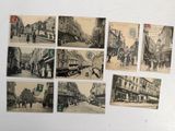 de nombreuses vieilles photos de gens marchant dans la rue