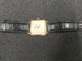 gros plan d'une montre-bracelet avec un bracelet noir