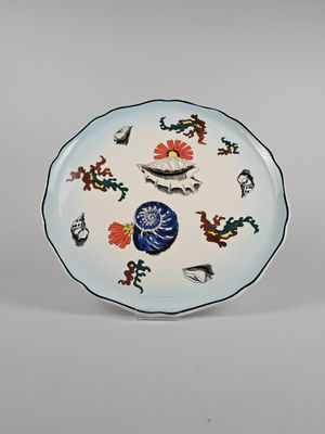 une image représentant une assiette bleue et blanche ornée de fleurs et d'oiseaux