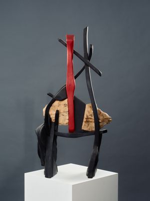 une photo d'une sculpture de cheval en bois