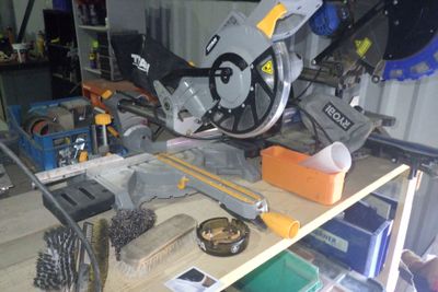 une photo d'une table sur laquelle sont posés des outils