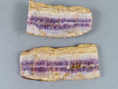 deux morceaux d'améthorate sur une surface grise